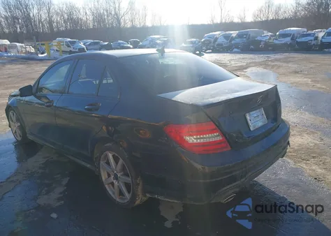 2013 Mercedes-Benz C 300 Sport 4Matic z USA, uszkodzony, nr VIN WDDGF8ABXDA756257